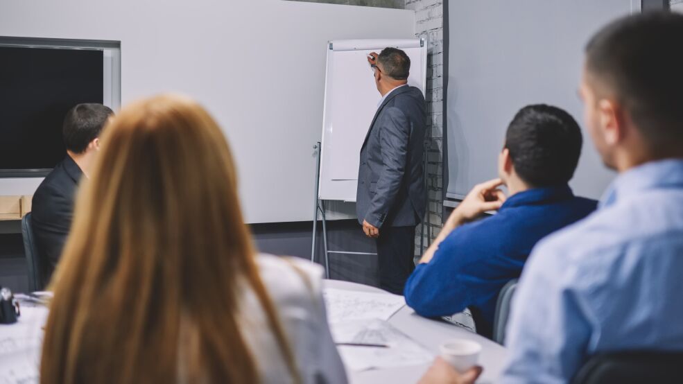 /assets/images/a/business-presentation-in-bright-modern-conference-2026-09-22-03-34-00-utc-p5jde7a9tbx3jh1.jpg